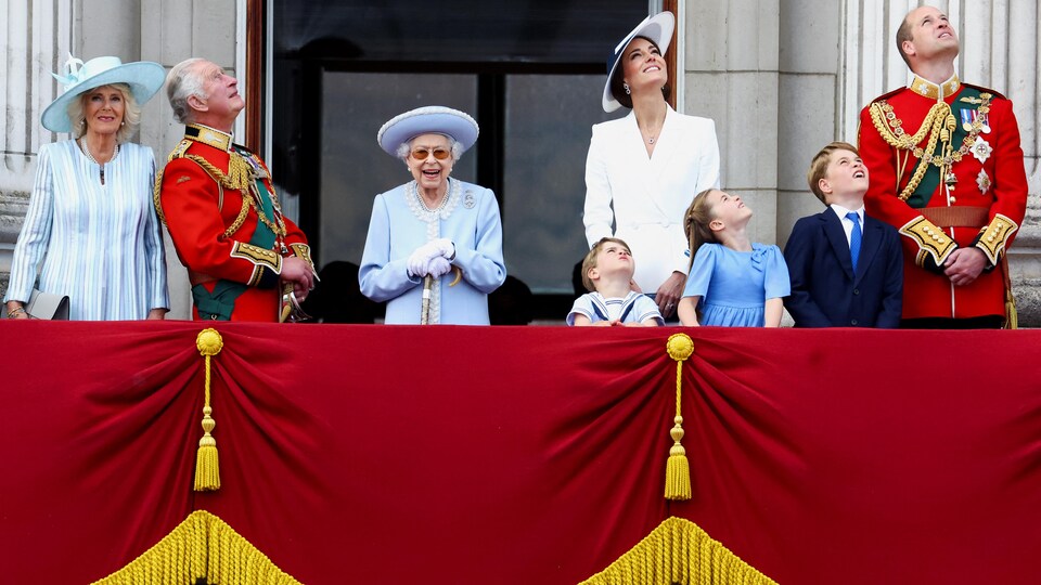 De gauche à droite : la duchesse de Cornouailles, Camilla; le prince Charles; la reine Élisabeth II;  le prince George; la princesse Charlotte; le prince Louis; le prince William. 