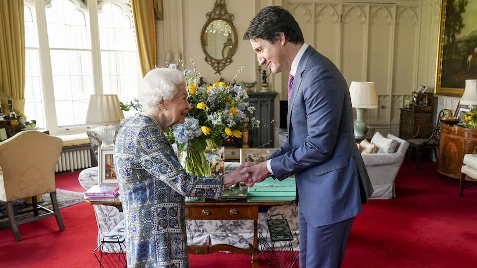 Le bouquet jaune et bleu est visible derrière le premier ministre et la reine.