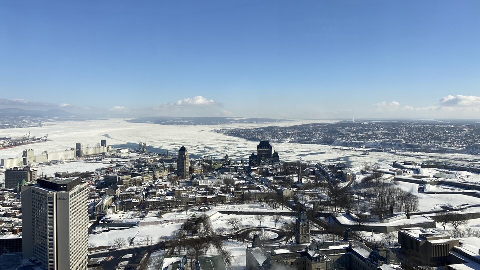 Une vue panoramique vers le Vieux-Québec, Lévis et l'île d'Orléans. 