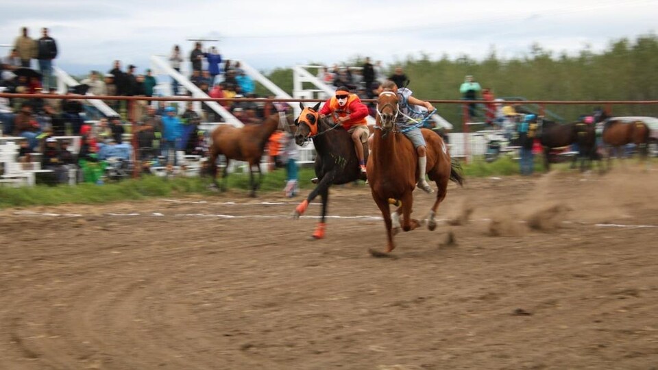 Les coureurs franchissent la ligne d'arrivée lors de l'épreuve de relais extrême dans la Première Nation de Saulteaux.