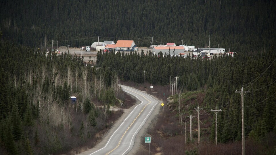 Vue en hauteur des bâtiments du Relais Gabriel, avec la route 389, entourée d'épinettes.