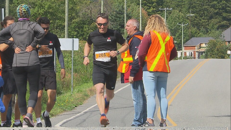 Un coureur qui prend part au Relais Memphrémagog de la Fondation Christian Vachon.