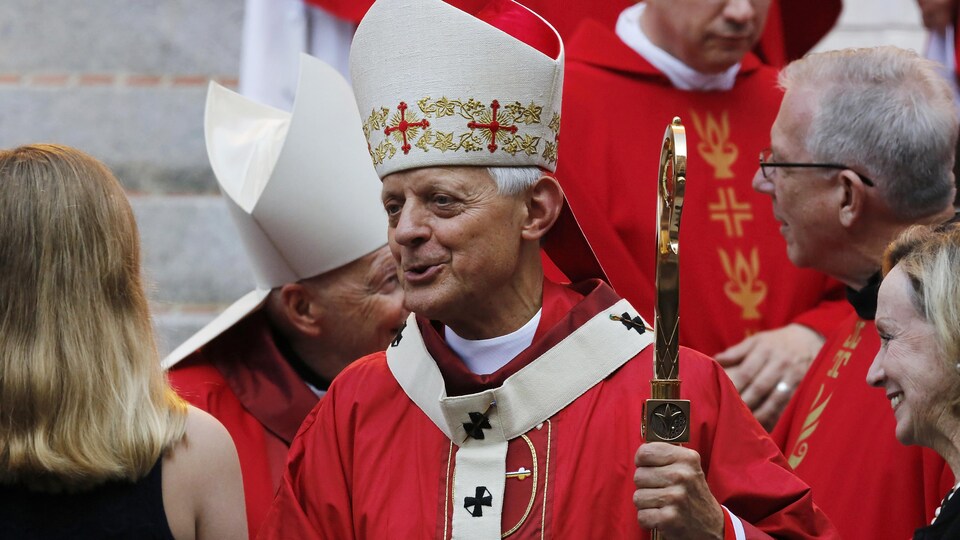 L'archevêque américain Donald Wuerl (au centre)