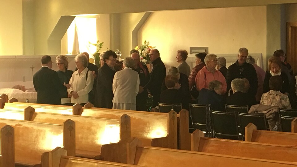 Soeur Gisèle Turgeon et soeur Annette Haché, exposées en chapelle ardente à l'église de Lamèque.