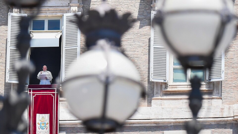 Le pape François s'adresse, du haut d'un balcon, à la foule de la place Saint-Pierre de Rome.