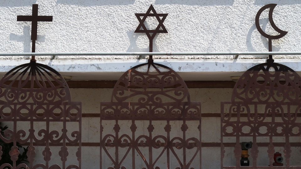 Les symboles des trois religions monothéistes, le christianisme, le judaïsme et l'islam : la croix, l'étoile de David et le croissant de lune.