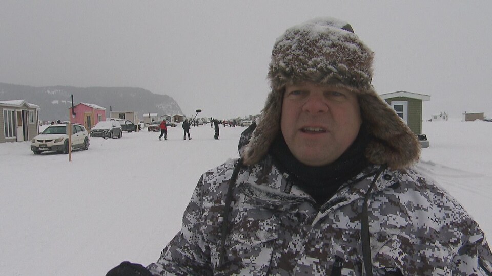 Rémi Aubin en entrevue devant un village de pêche blanche