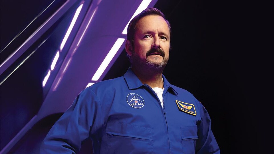 Rémi-Pierre Paquin porte une costume d'astronaute de l'Agence spatiale canadienne sur l'affiche officielle de la pièce de théâtre. 