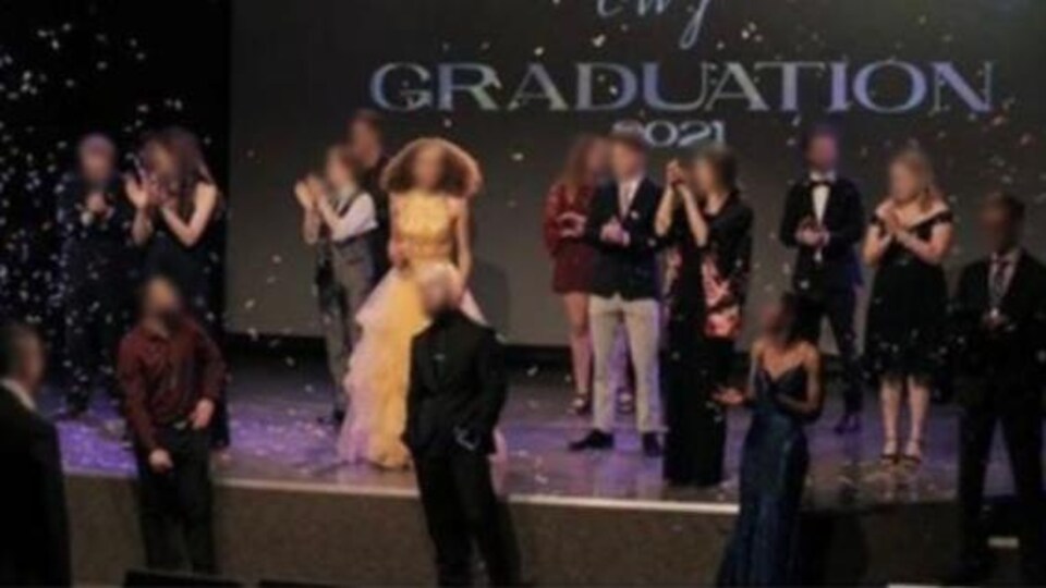 Une cérémonie de remise de diplômes où les gens ne portent pas de masque.