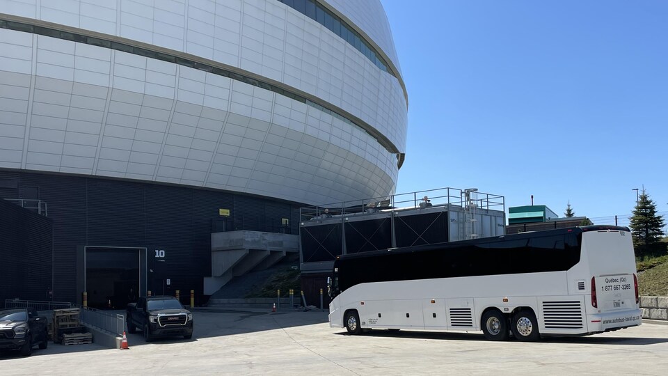 Un autobus arrive à l'aréna,