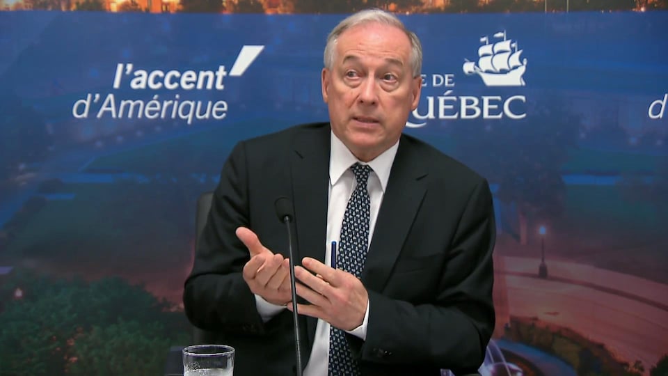 Rémy Normand réagit à la publication du rapport annuel du vérificateur général lors d’un point de presse à l’hôtel de ville de Québec.