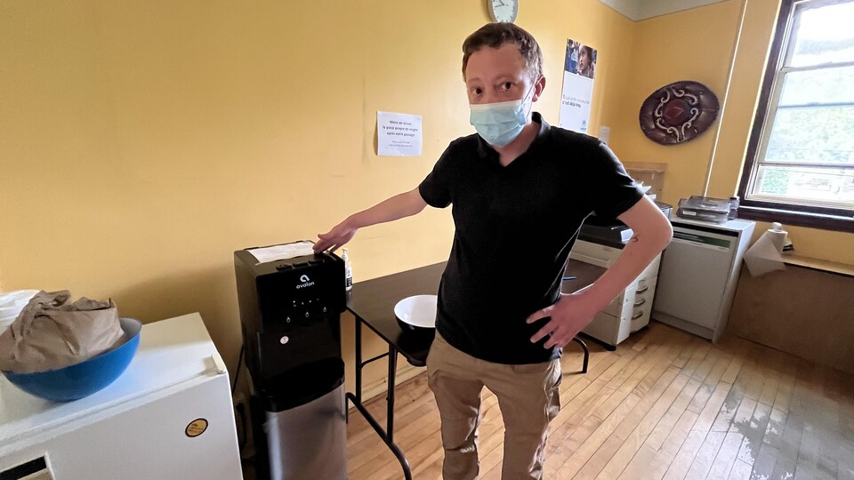 Rémy Robitaille, director of Solidarité Ahuntsic, shows off the water dispenser.