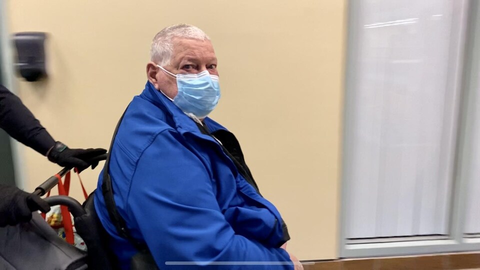 Le septuagénaire Rénald Lepage qui se déplace en fauteuil roulant.