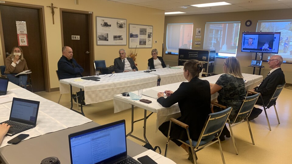 Christian Dubé, Pierre Dufour, Suzanne Blais, Caroline Roy et Claude Morin autour d'une table.