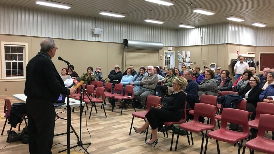 Environ 65 personnes ont assisté, mardi soir, à Tracadie, à une rencontre publique organisée par des organismes acadiens contre la privatisation de la gestion des programmes de l'extra-mural et de Télé-Soins.