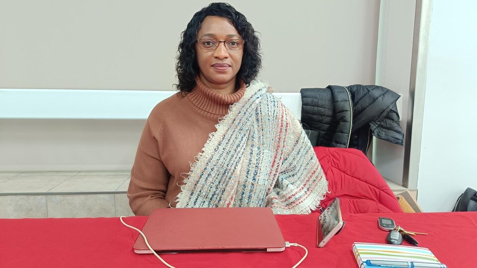Une femme assise à un bureau