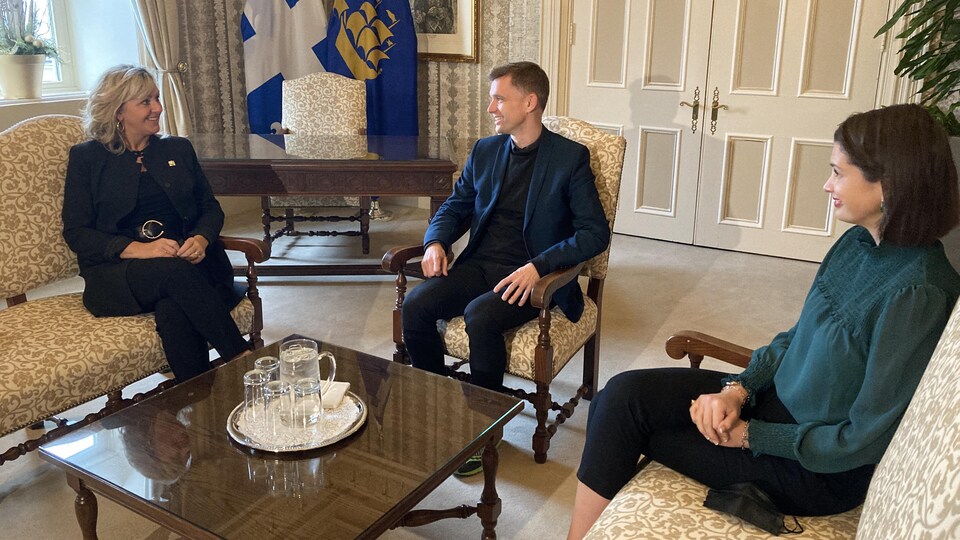 Bruno Marchand, Andrée Laforest et Geneviève Guilbault échangent à l’intérieur d’un salon de l’hôtel de ville de Québec.