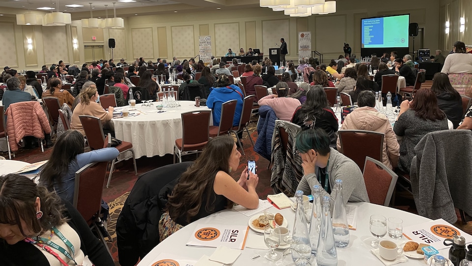 Une salle comble lors d'une rencontre sur la revitalisation de la langue crie, à Edmonton.