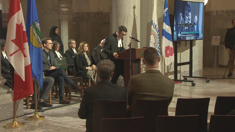 Des participants aux célébrations de la Journée internationale de la Francophonie à l'Assemblée législative de l'Alberta, à Edmonton.
