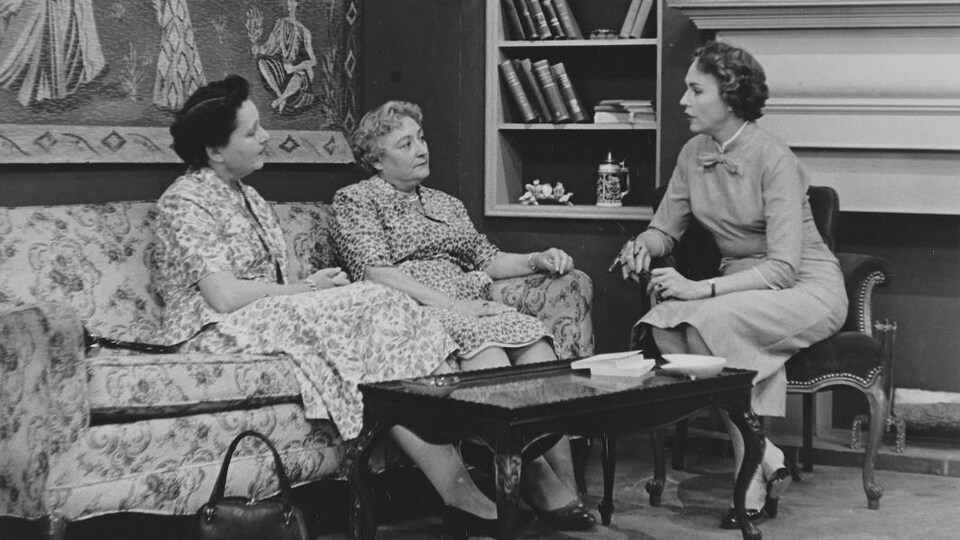 Claude Jaunière et Magali, assises sur un divan, sont interviewées par Michelle Tisseyre, assise sur un fauteuil de salon.