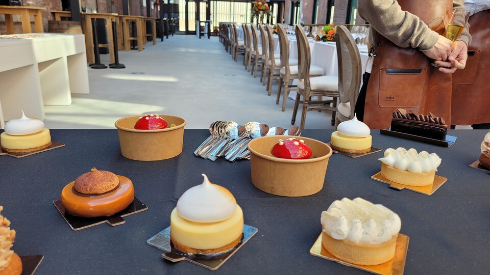 Une table garnie de tartelettes et d'autres pâtisseries.