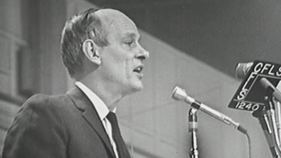 René Lévesque devant un micro