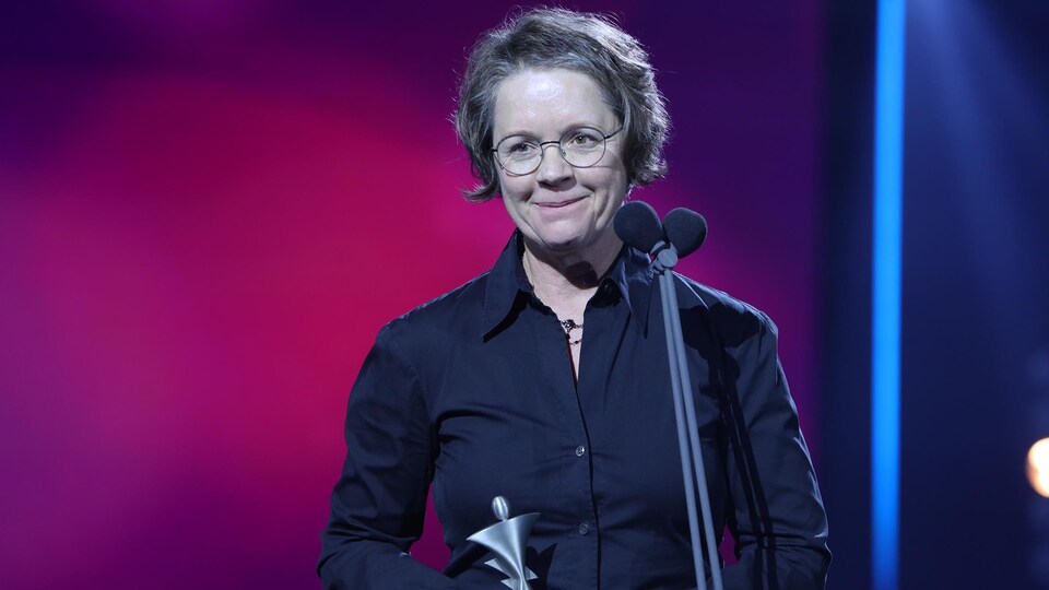 La cinéaste Renée Blanchar reçoit son prix, le 1er octobre 2022 lors de la soirée des Éloizes à Petit-Rocher.