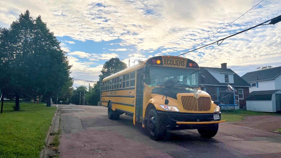 Un autobus scolaire le premier jour de la rentrée 2022 à Moncton. 