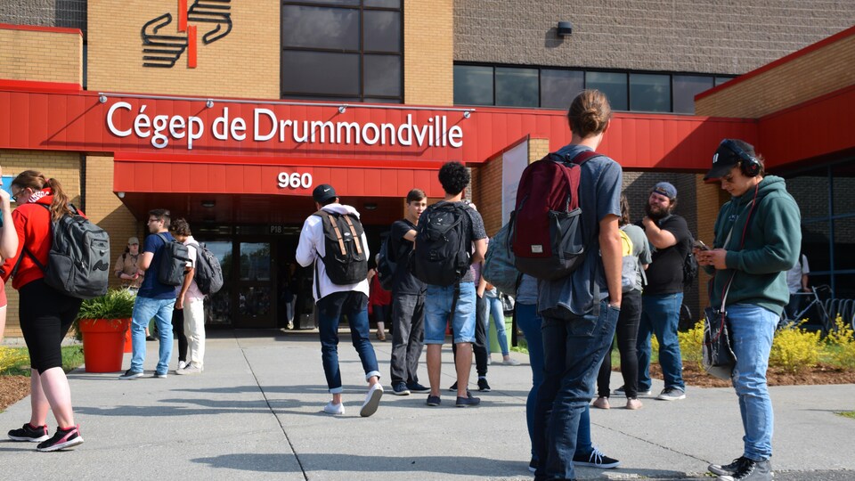 Des étudiants devant l'entrée du Cégep de Drummondville à la rentrée.