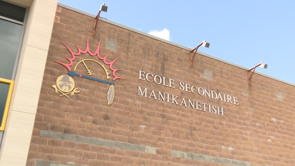 Gros plan sur la façade de l'école secondaire en briques.