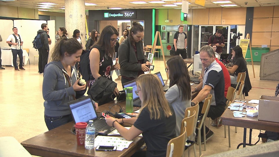 Étudiants devant une table, le 7 septembre 2017