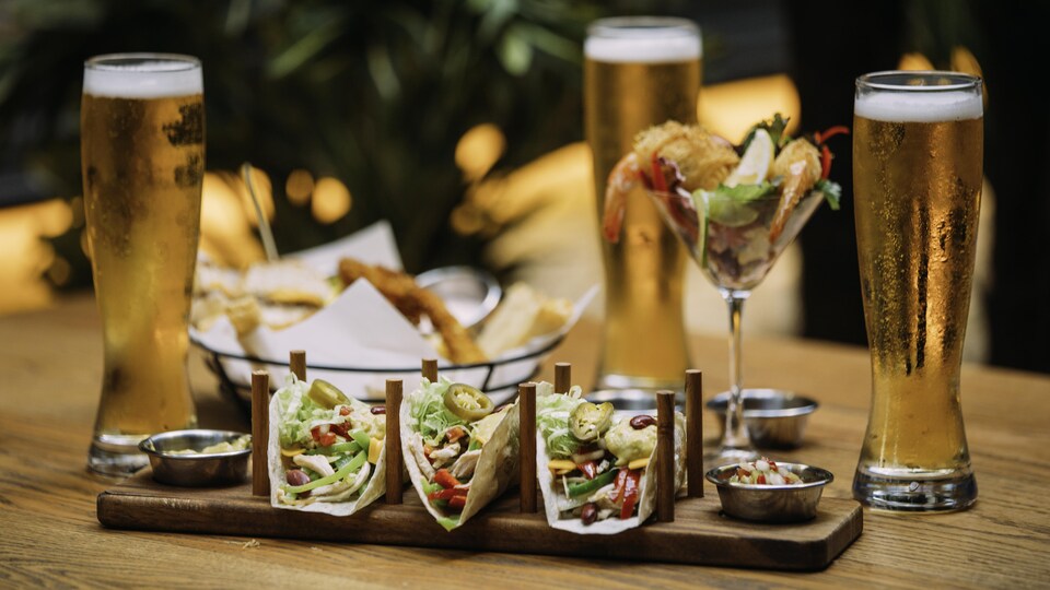 Des bières et des amuse-gueules sur une table.