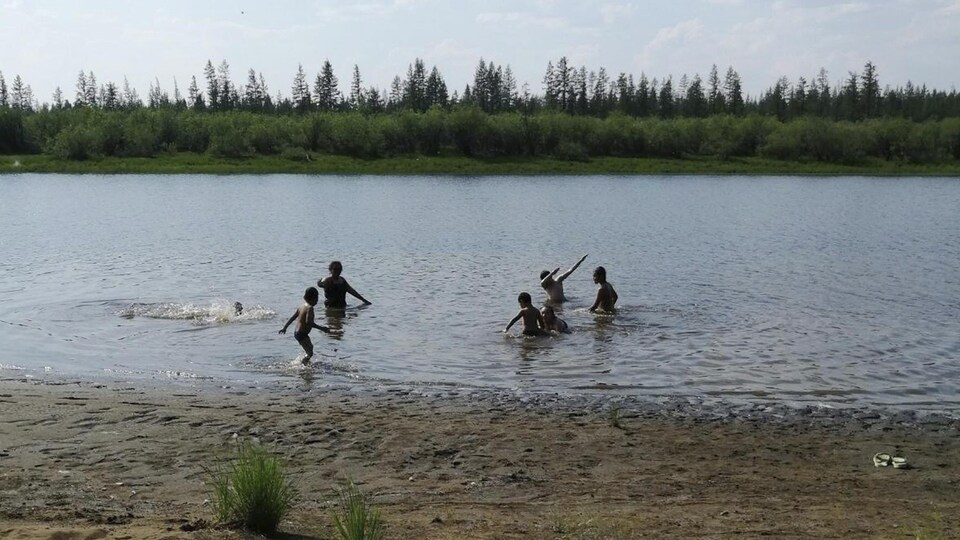 Des enfants se baignant dans un lac.