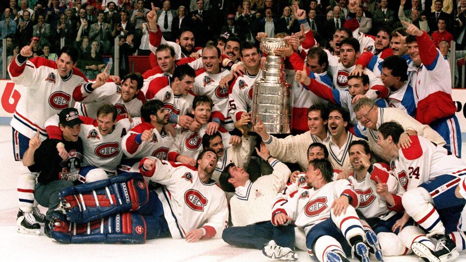 Photo de groupe des joueurs de hockey avec le trophée