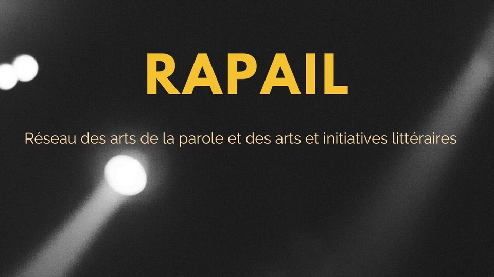 Le mot « RAPAIL » est inscrit au-dessus d'un projecteur de scène.