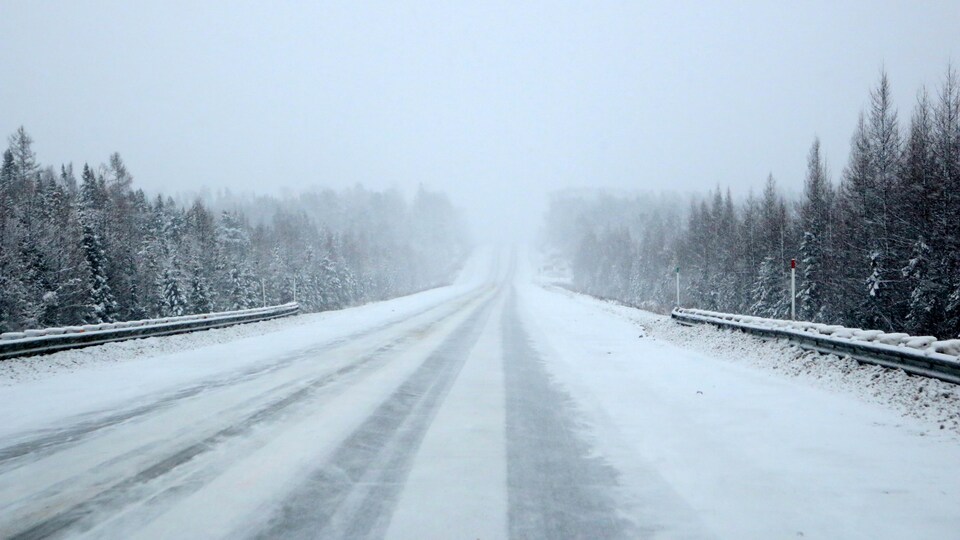 La route 117 est enneigée dans la réserve faunique La Vérendrye.