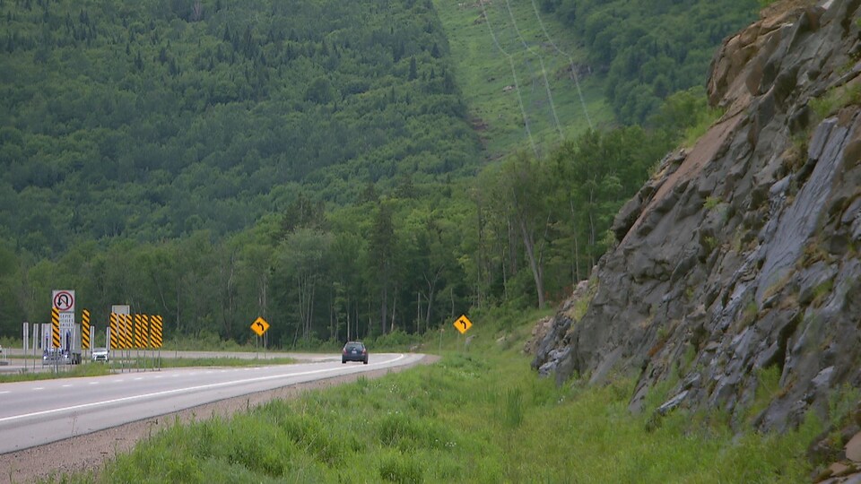 Des véhicules circulent sur la route 175 dans la réserve faunique des Laurentides.