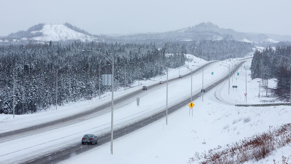 Circulation sur la route 175 enneigée