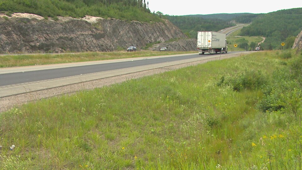 Un camion circule sur la route 175 en été.
