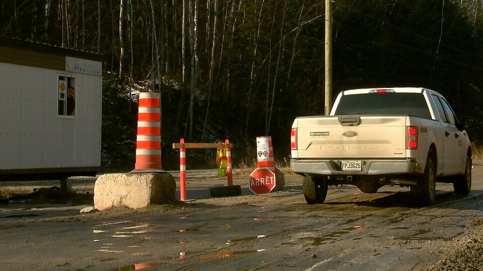Poste de contrôle à l'entrée de la communauté atikamekw de Manawan.