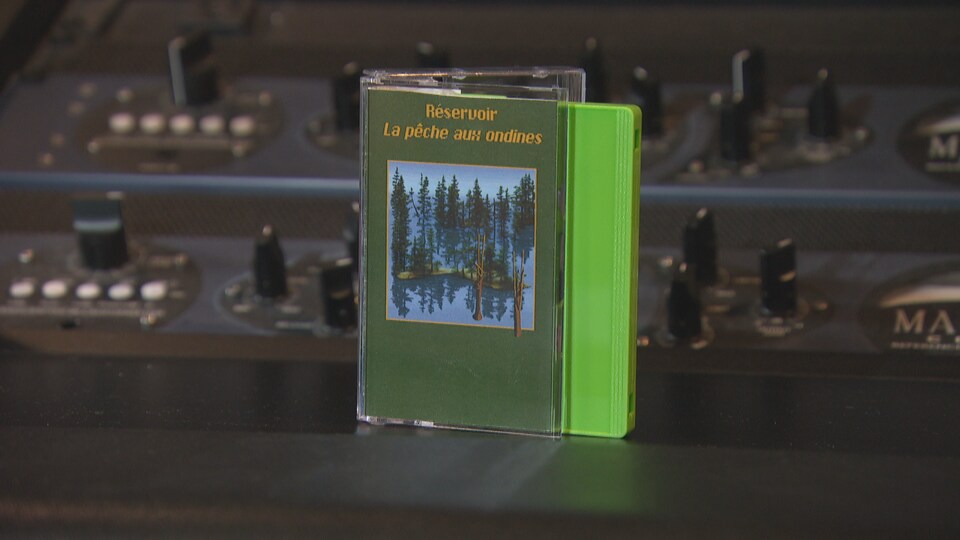 Une cassette dans sa pochette.