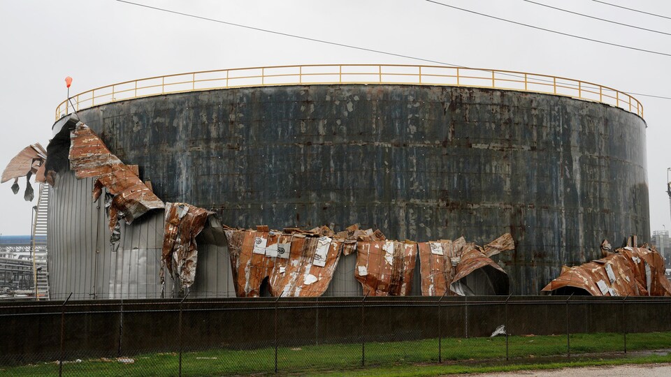 Un réservoir de pétrole lourdement endommagé par l'ouragan Harvey, au Texas.