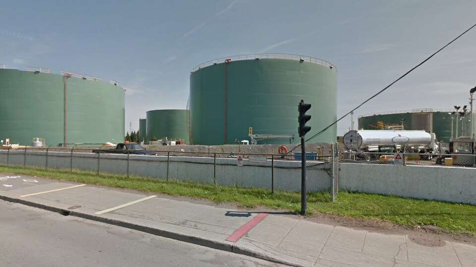Des réservoirs de pétrole situés tout près de l'un des terrains proposés par la Ville de Montréal à la CSDM.