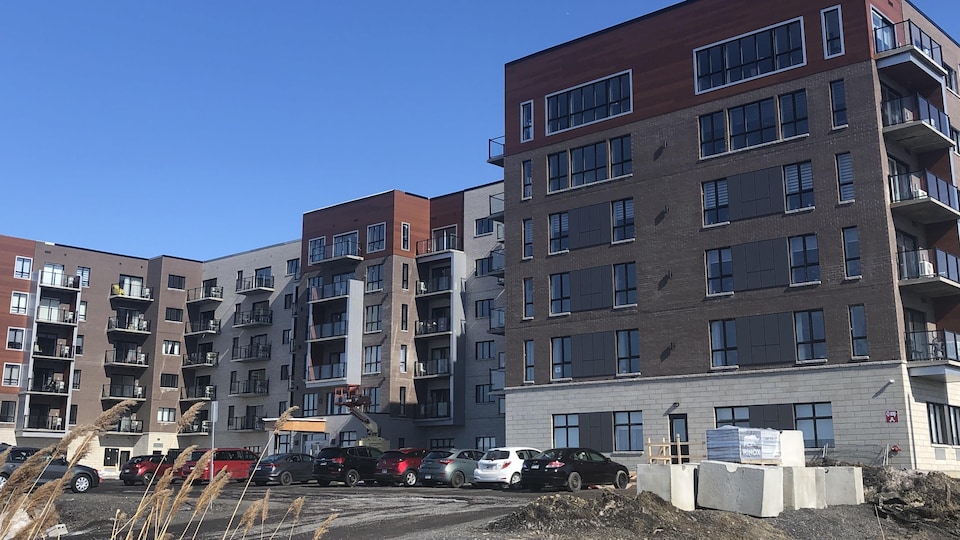 Le bâtiment, construit récemment, compte six étages.