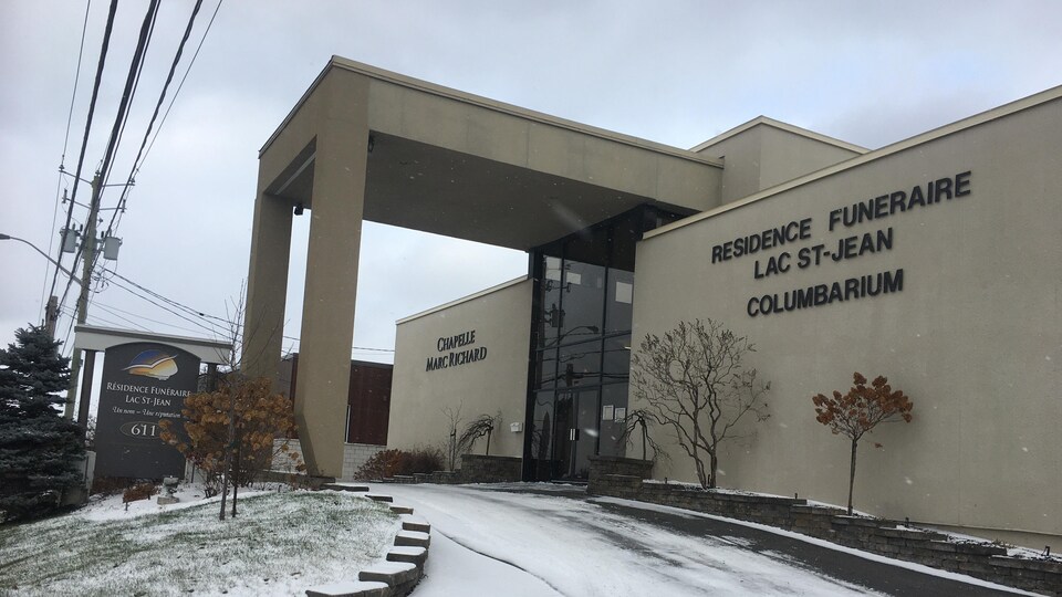 La façade extérieure de la Résidence funéraire Lac-Saint-Jean.