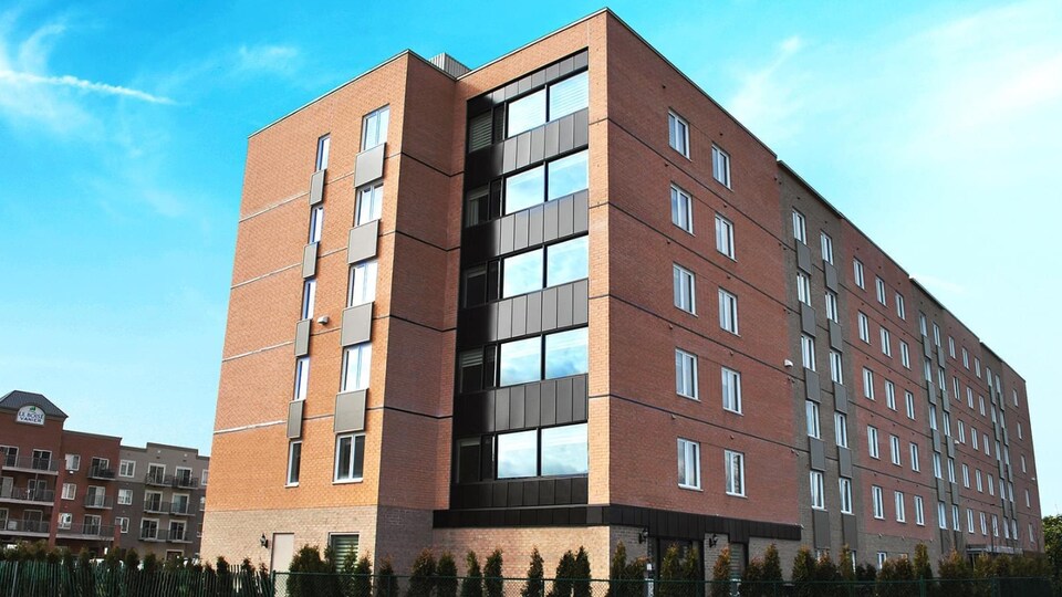 Une image d'un édifice appartenant à un complexe résidentiel.