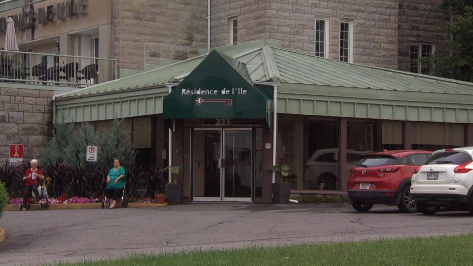 Le stationnement et l'entrée principale de la résidence de l'île, à Gatineau