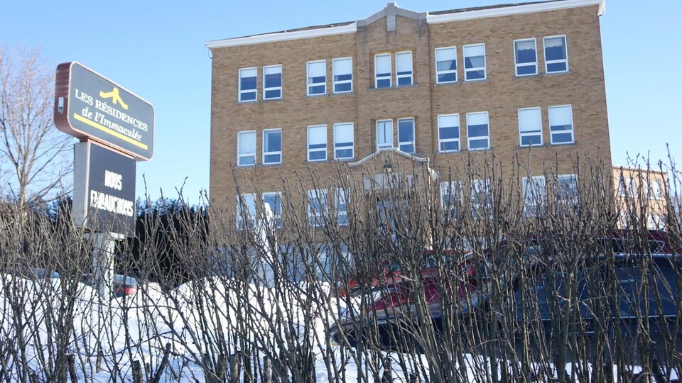 La devanture de l'immeuble de 4 étages, en hiver.