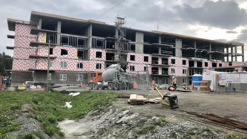 Des travailleurs de la construction sont à l'oeuvre au chantier de la Résidence Les Bâtisseurs.