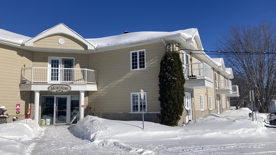 Un immeuble à logements vu de l'extérieur en hiver.